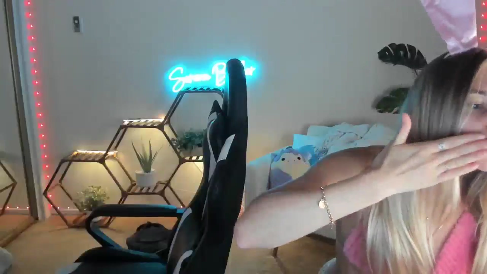 Gallery image thumbnail from SerenaBecker_'s myfreecams stream on, 04/21/2025, 04:40 image 7 of 20