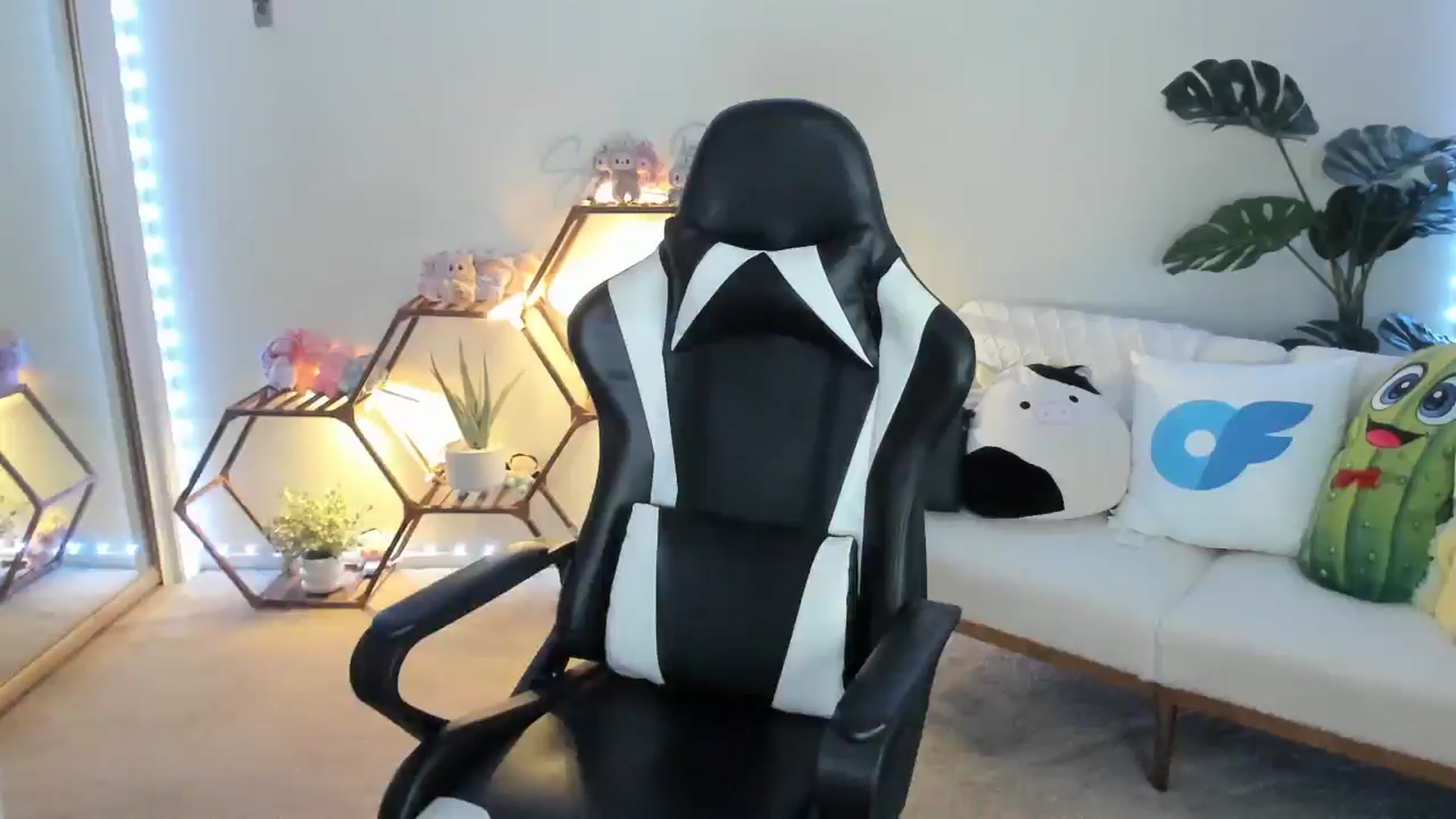 Gallery image thumbnail from SerenaBecker_'s myfreecams stream on, 06/17/2025, 04:02 image 16 of 20