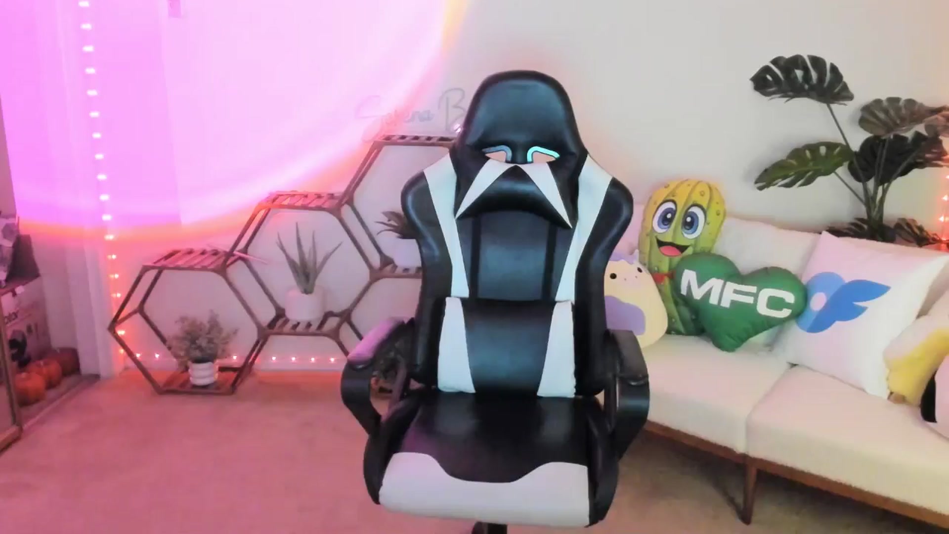 Gallery image thumbnail from SerenaBecker_'s myfreecams stream on, 11/02/2025, 05:12 image 6 of 20