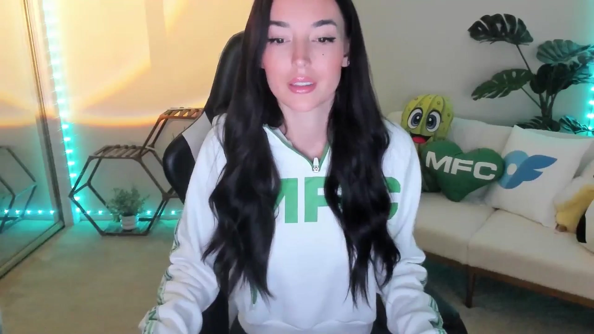 Gallery image thumbnail from SerenaBecker_'s myfreecams stream on, 11/04/2025, 04:26 image 2 of 20