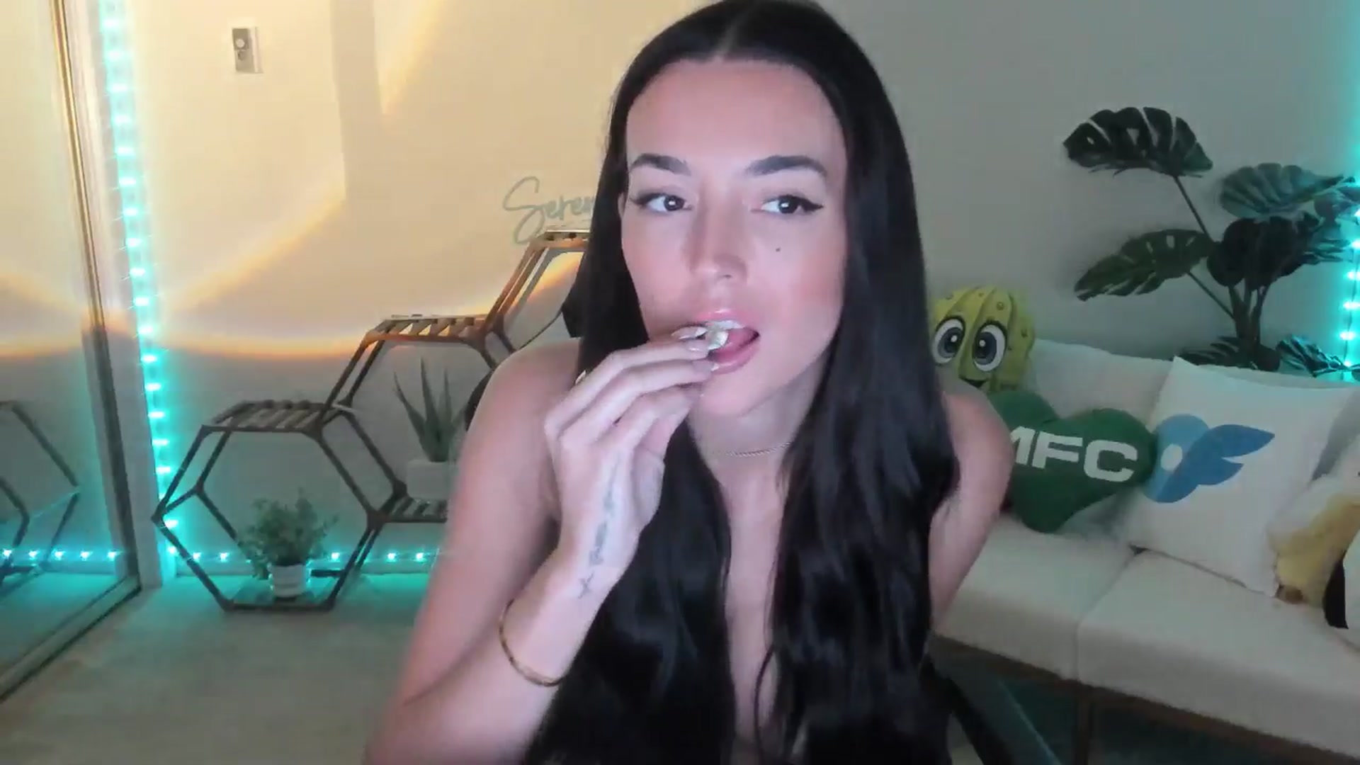 Gallery image thumbnail from SerenaBecker_'s myfreecams stream on, 11/04/2025, 06:30 image 18 of 20