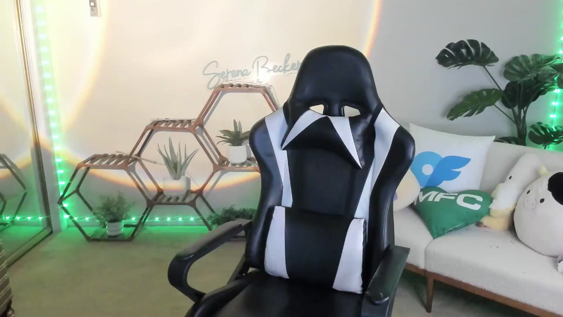 Gallery image thumbnail from SerenaBecker_'s myfreecams stream on, 01/13/2026, 06:05 image 15 of 20