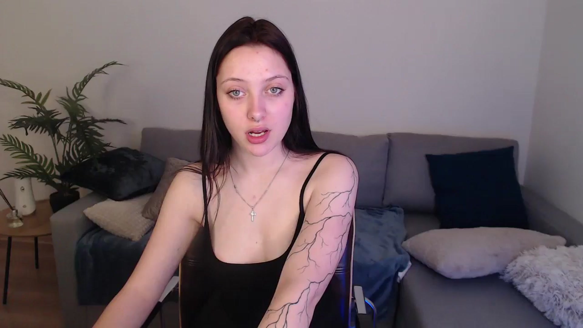 Gallery image thumbnail from SerenaSantos's myfreecams stream on, 05/03/2024, 11:18 image 15 of 20