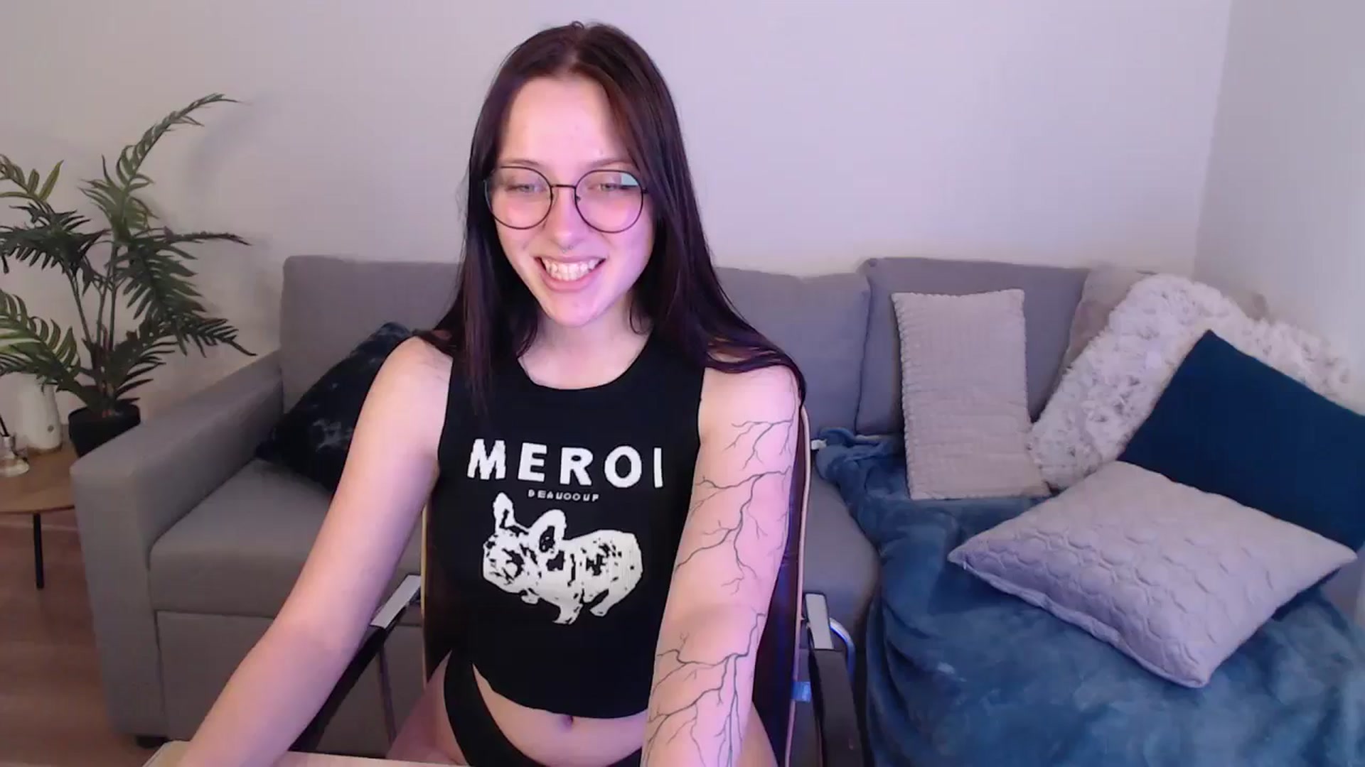 Gallery image thumbnail from SerenaSantos's myfreecams stream on, 05/19/2024, 08:38 image 12 of 20