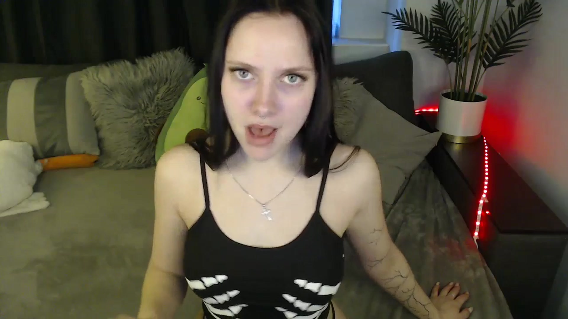 Gallery image thumbnail from SerenaSantos's myfreecams stream on, 04/21/2025, 09:45 image 9 of 20