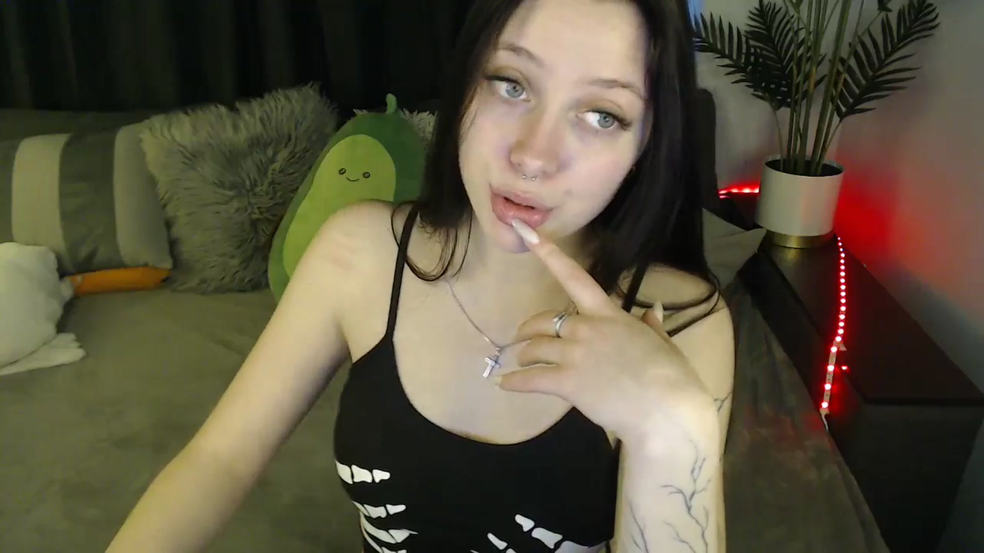 Gallery image thumbnail from SerenaSantos's myfreecams stream on, 04/21/2025, 09:45 image 17 of 20