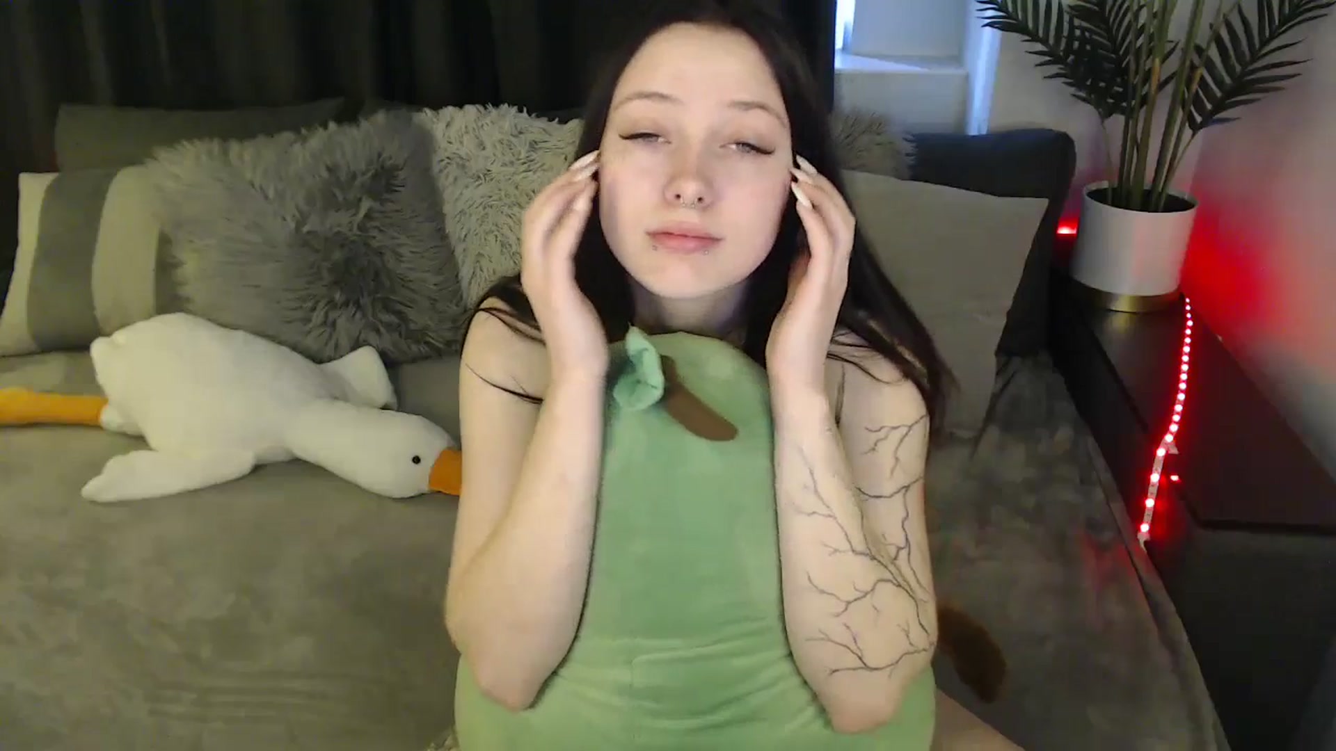 Gallery image thumbnail from SerenaSantos's myfreecams stream on, 04/23/2025, 11:00 image 14 of 20