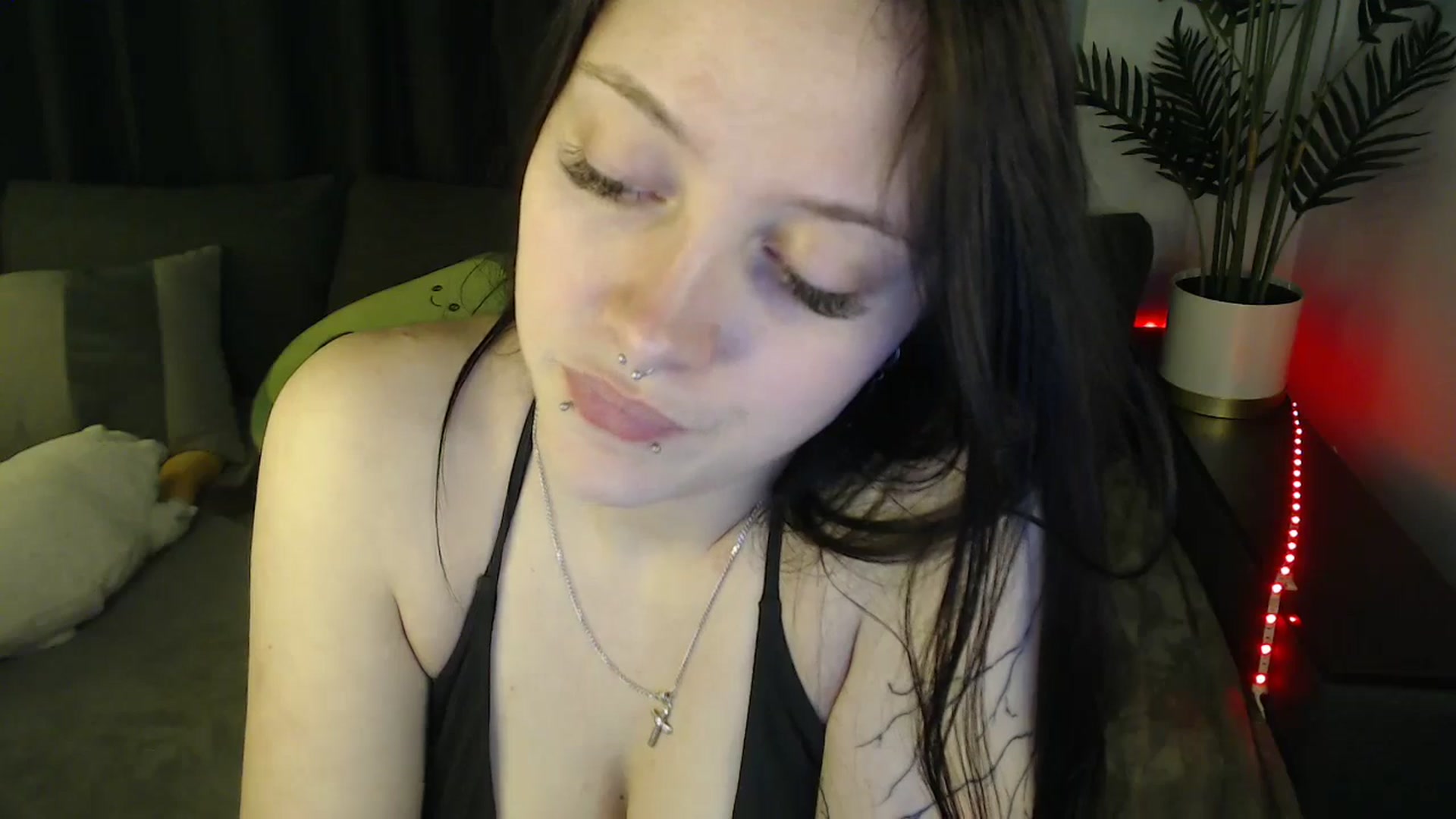 Gallery image thumbnail from SerenaSantos's myfreecams stream on, 04/28/2025, 11:38 image 11 of 20