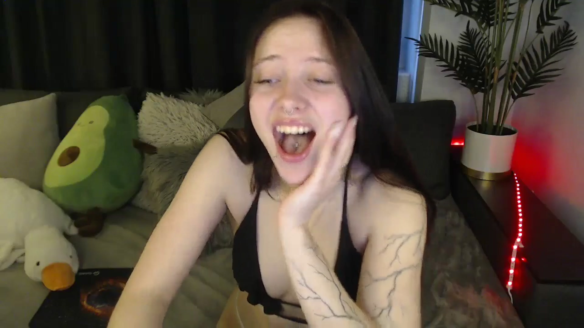 Gallery image thumbnail from SerenaSantos's myfreecams stream on, 05/06/2025, 10:19 image 4 of 20