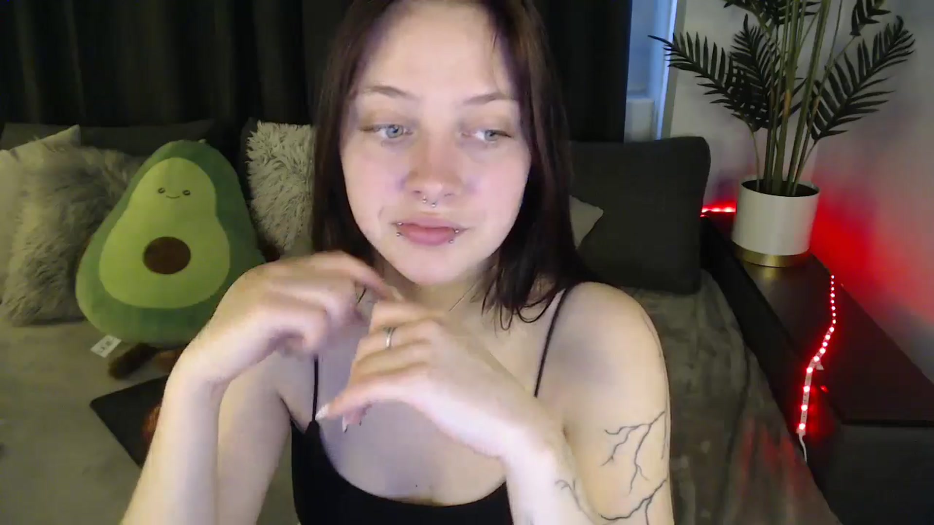 Gallery image thumbnail from SerenaSantos's myfreecams stream on, 05/20/2025, 11:59 image 15 of 20