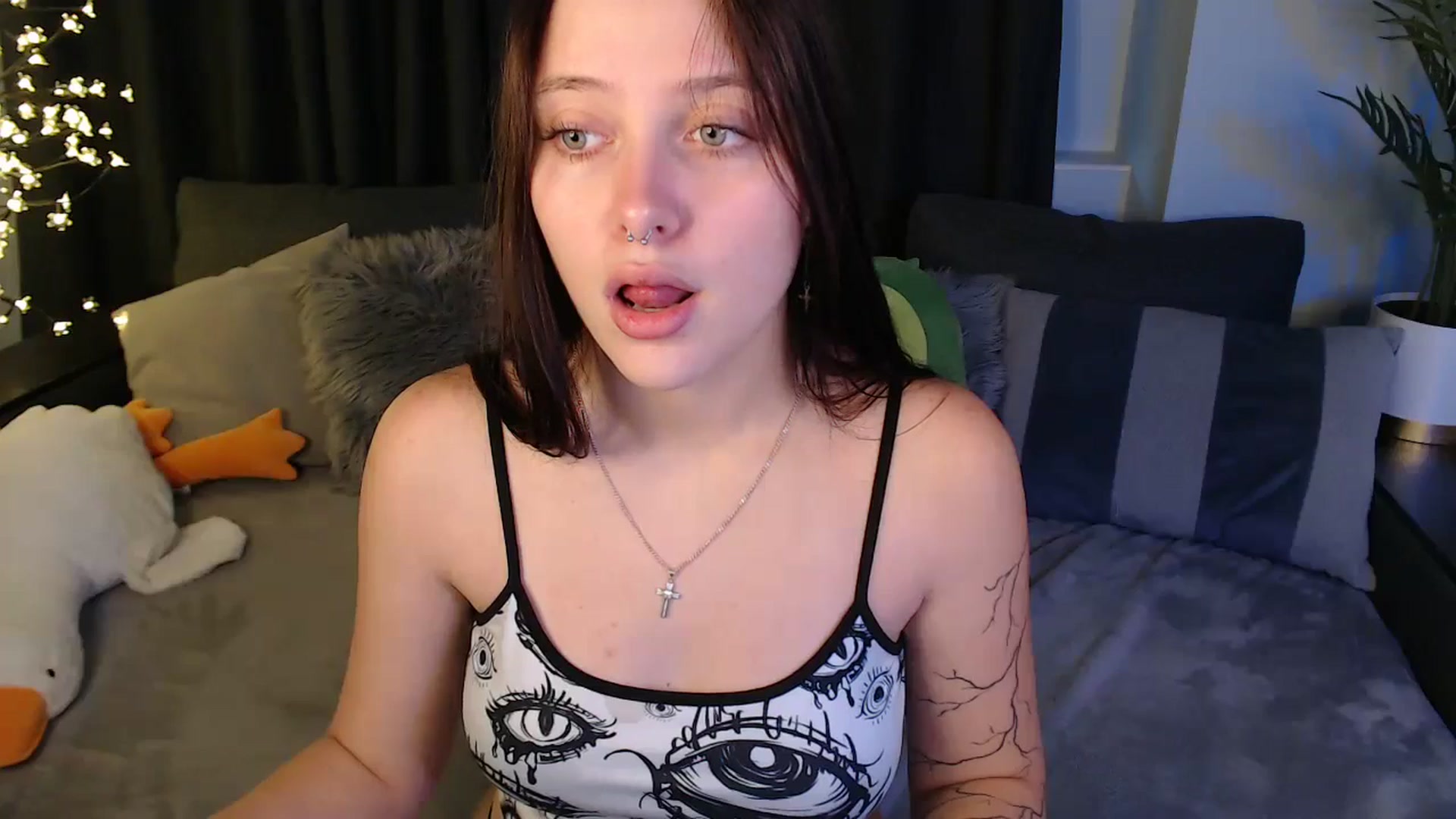 Gallery image thumbnail from SerenaSantos's myfreecams stream on, 08/29/2025, 10:25 image 14 of 20