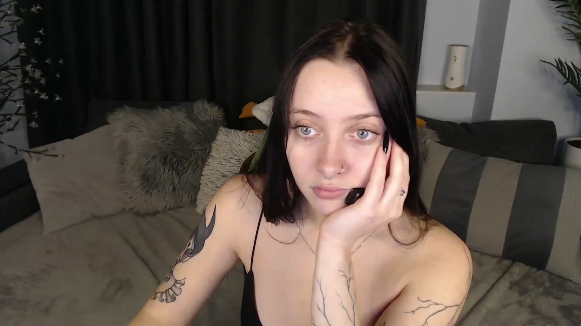 Gallery image thumbnail from SerenaSantos's myfreecams stream on, 11/30/2025, 14:54 image 16 of 20