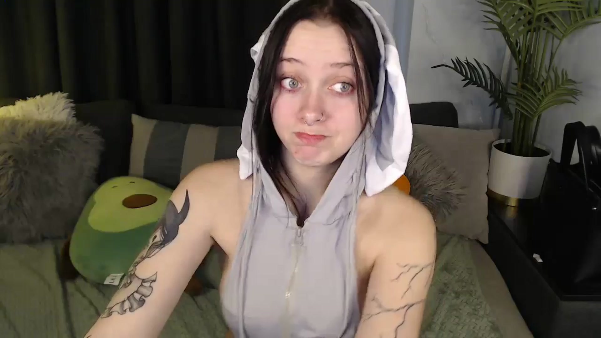 Gallery image thumbnail from SerenaSantos's myfreecams stream on, 12/17/2025, 11:55 image 5 of 20