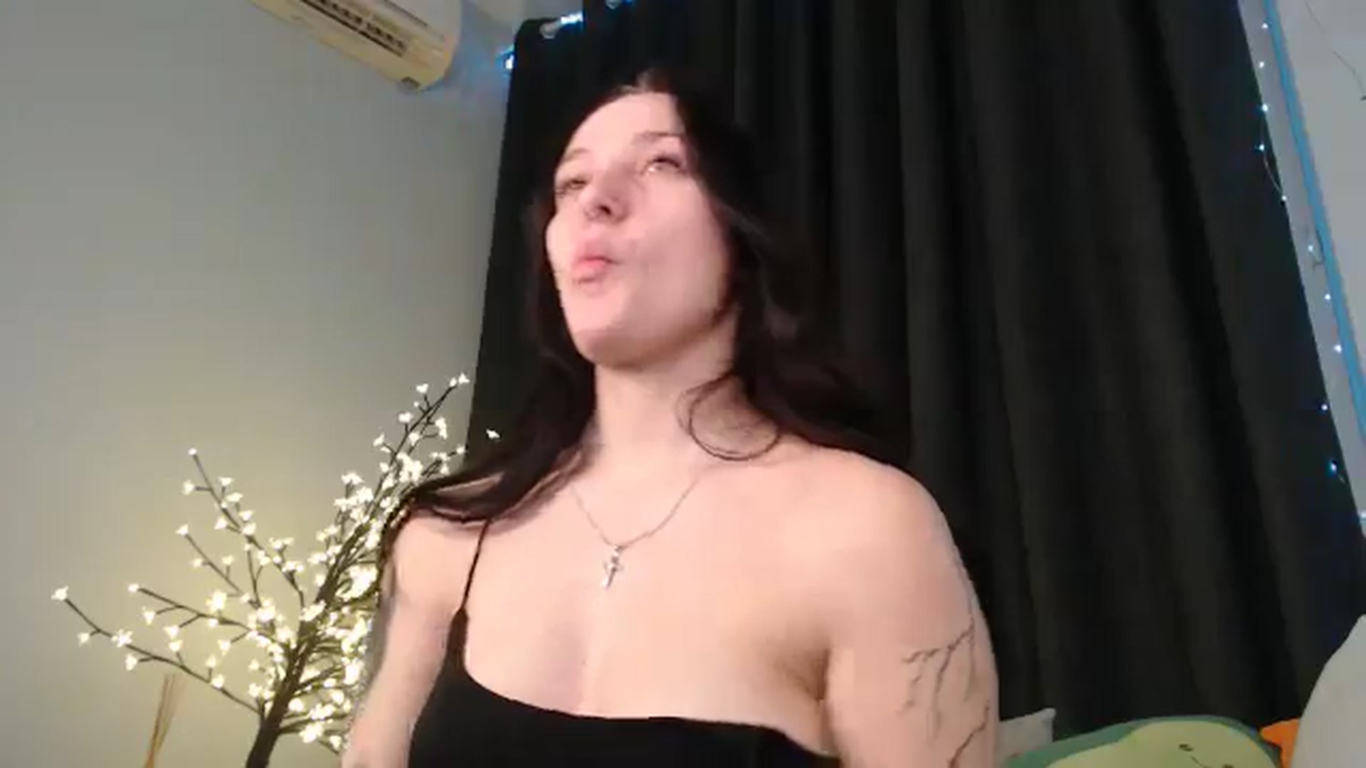 Gallery image thumbnail from SerenaSantos's myfreecams stream on, 12/20/2025, 12:52 image 16 of 20