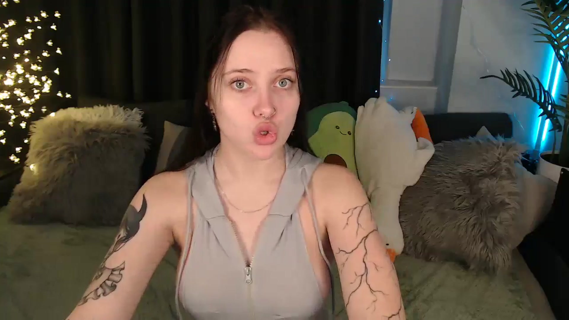 Gallery image thumbnail from SerenaSantos's myfreecams stream on, 12/22/2025, 11:25 image 15 of 20