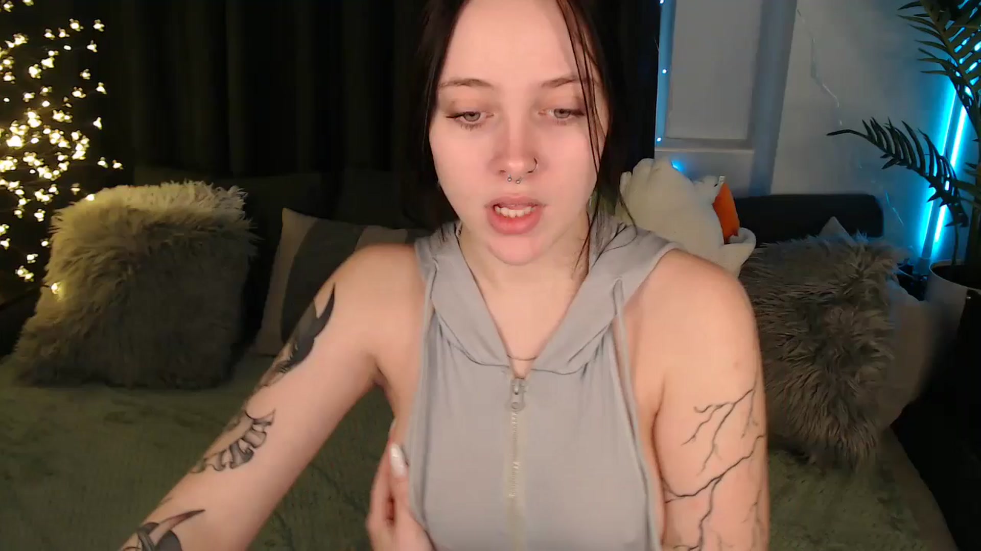 Gallery image thumbnail from SerenaSantos's myfreecams stream on, 12/22/2025, 11:25 image 7 of 20