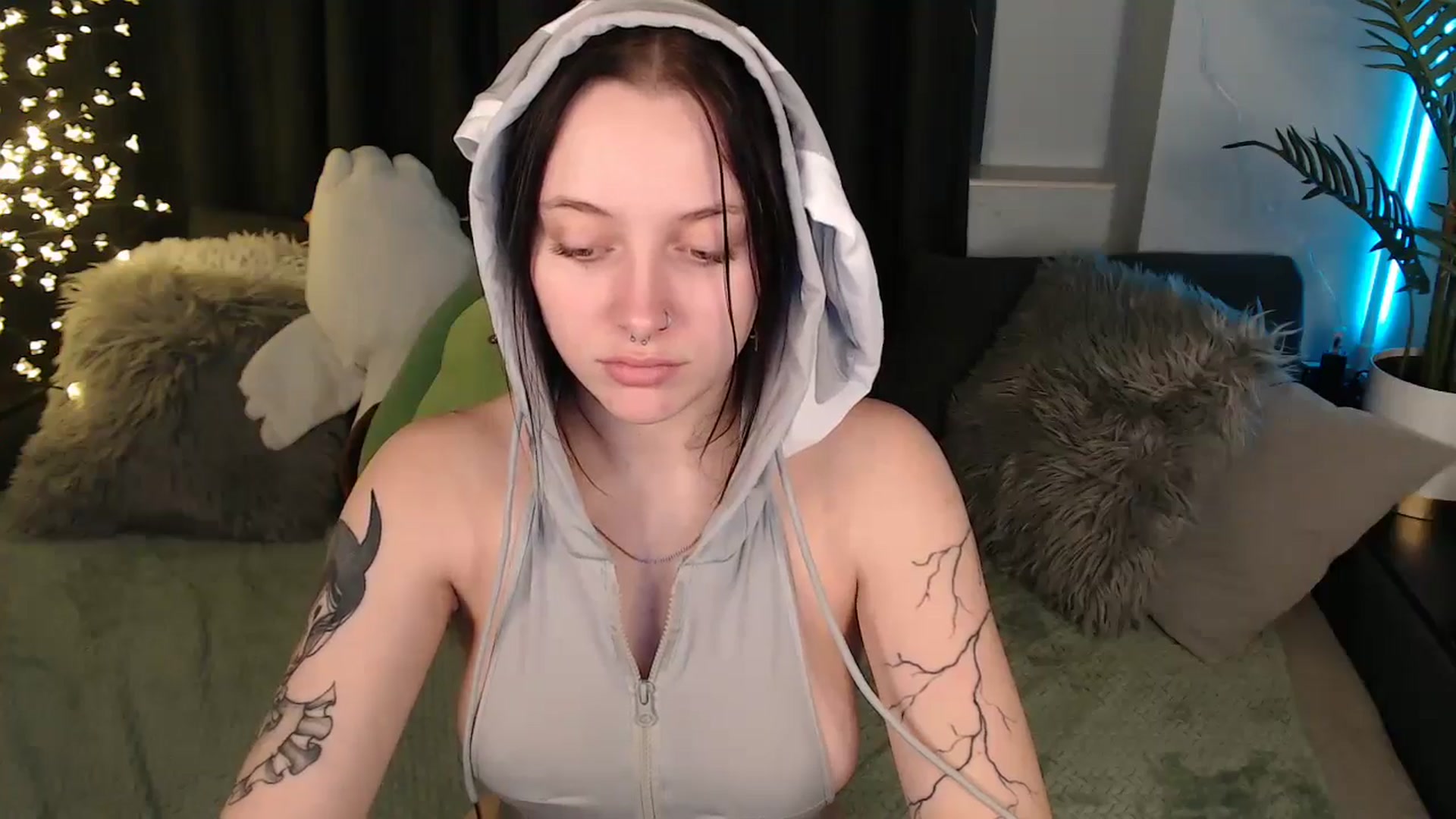 Gallery image thumbnail from SerenaSantos's myfreecams stream on, 12/22/2025, 14:22 image 12 of 20