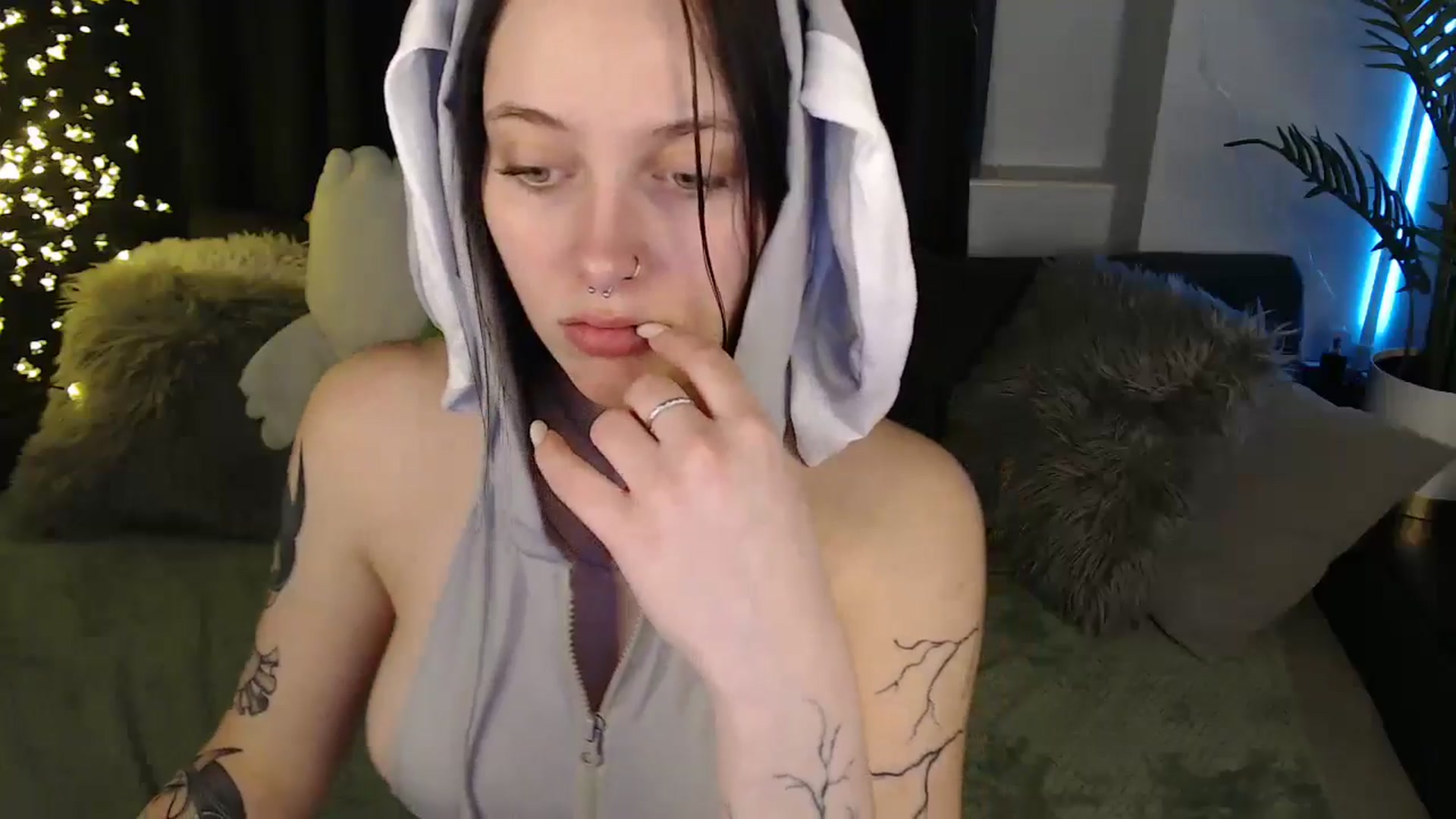Gallery image thumbnail from SerenaSantos's myfreecams stream on, 12/22/2025, 14:22 image 2 of 20