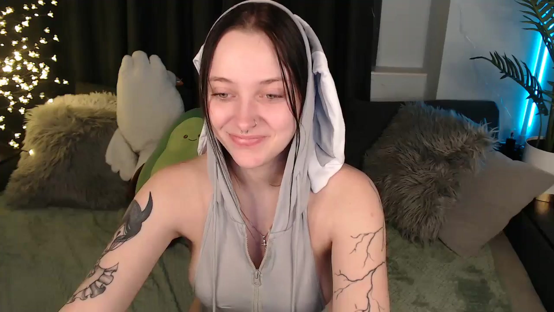 Gallery image thumbnail from SerenaSantos's myfreecams stream on, 12/22/2025, 14:54 image 6 of 20
