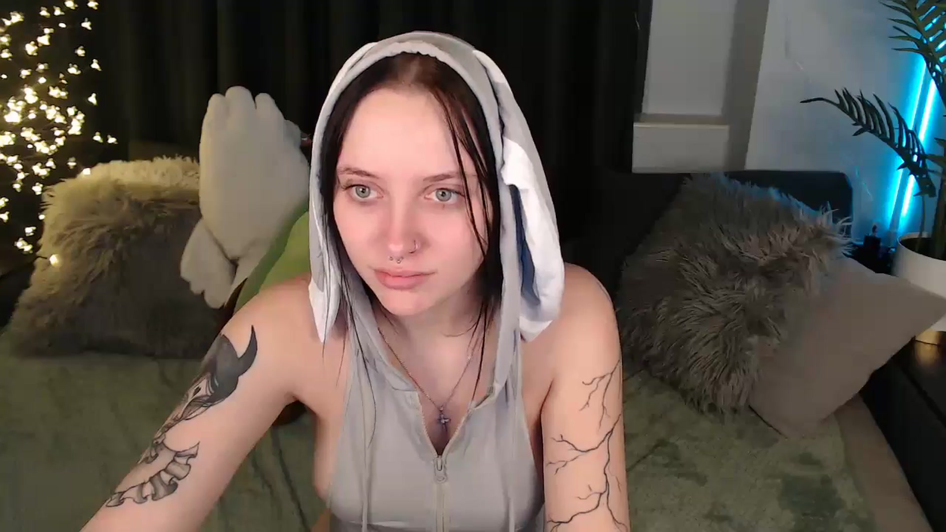 Gallery image thumbnail from SerenaSantos's myfreecams stream on, 12/22/2025, 14:54 image 12 of 20
