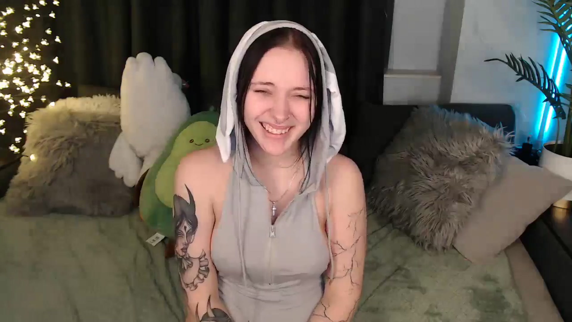Gallery image thumbnail from SerenaSantos's myfreecams stream on, 12/22/2025, 14:54 image 17 of 20