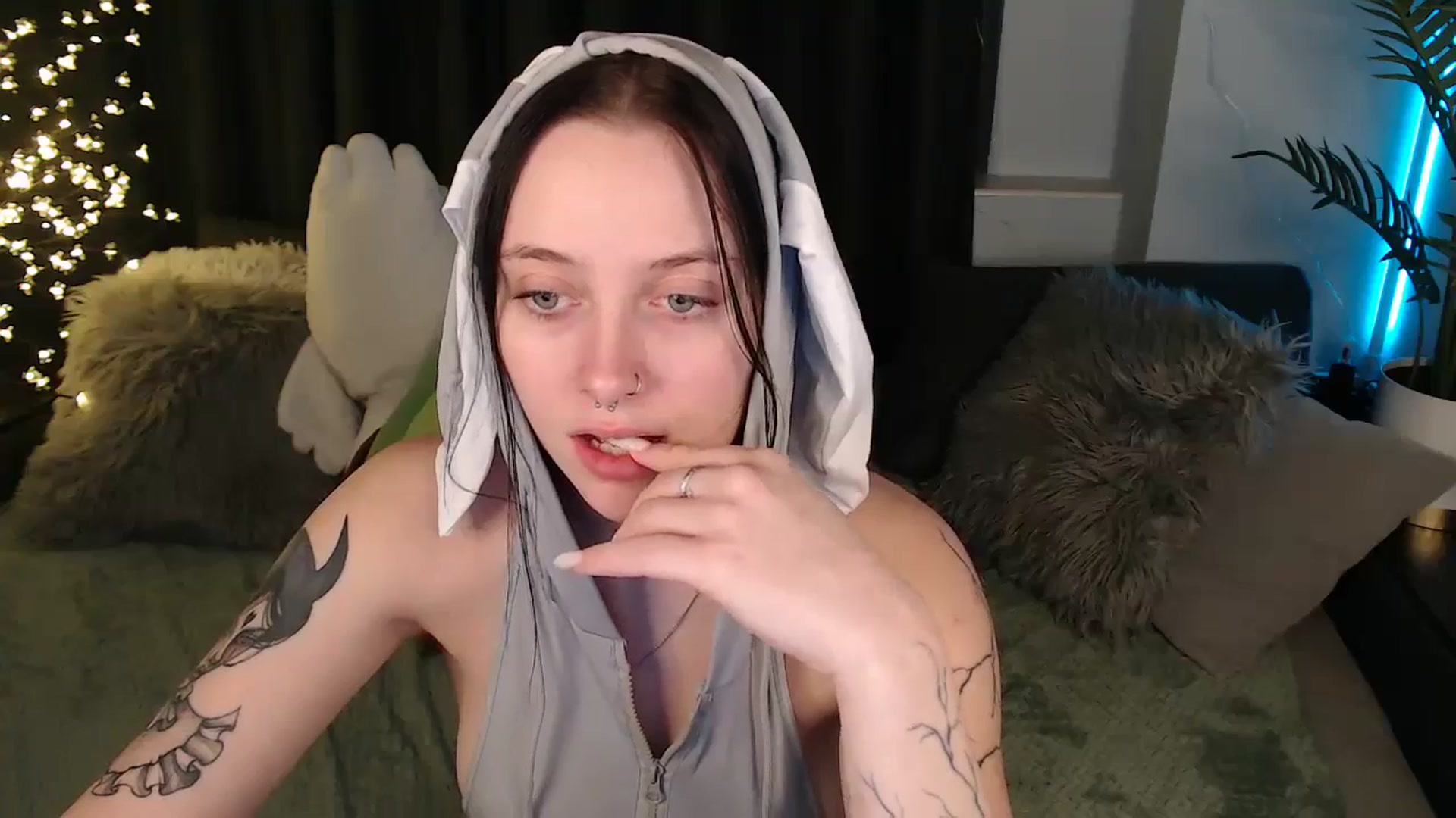 Gallery image thumbnail from SerenaSantos's myfreecams stream on, 12/22/2025, 14:54 image 2 of 20