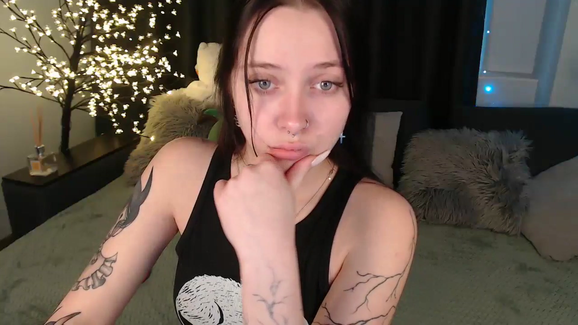 Gallery image thumbnail from SerenaSantos's myfreecams stream on, 12/24/2025, 10:37 image 12 of 20