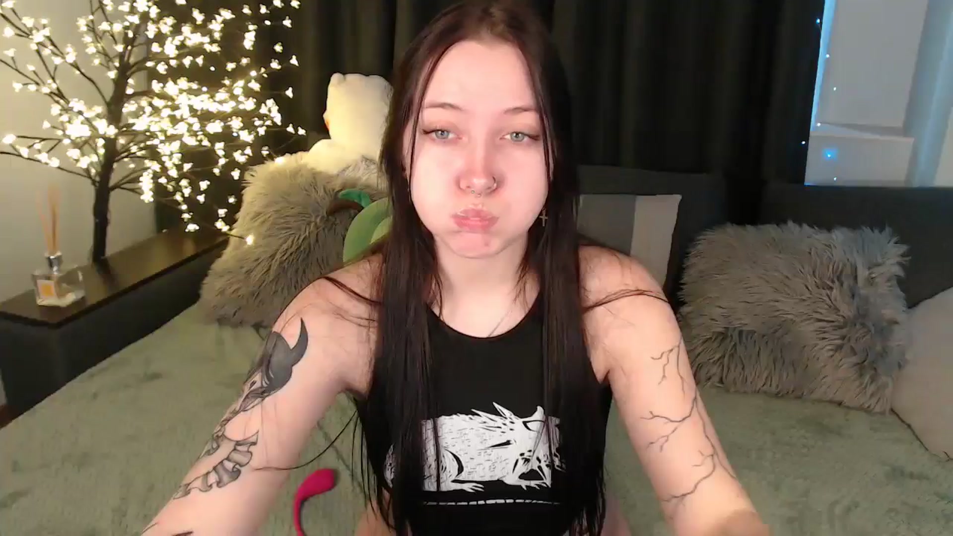 Gallery image thumbnail from SerenaSantos's myfreecams stream on, 12/24/2025, 11:29 image 1 of 20