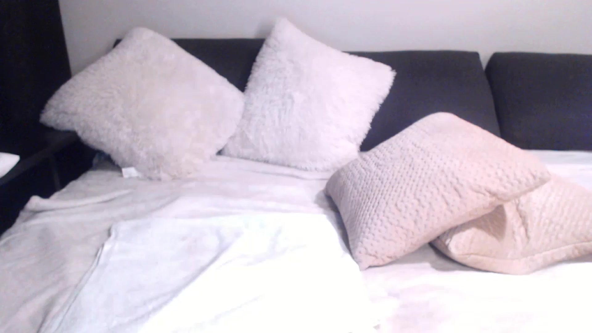 Gallery image thumbnail from Serena_Kiss's myfreecams stream on, 12/21/2022, 19:11 image 1 of 20