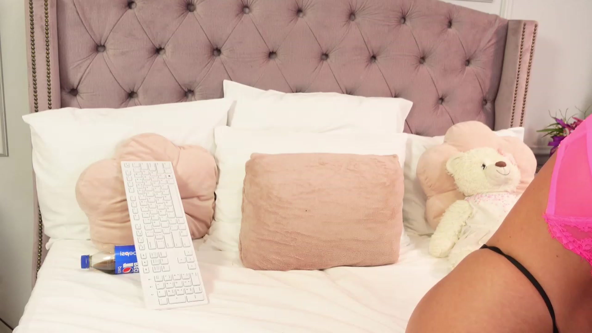 Gallery image thumbnail from Serena_Olsen's myfreecams stream on, 12/09/2022, 24:14 image 16 of 20