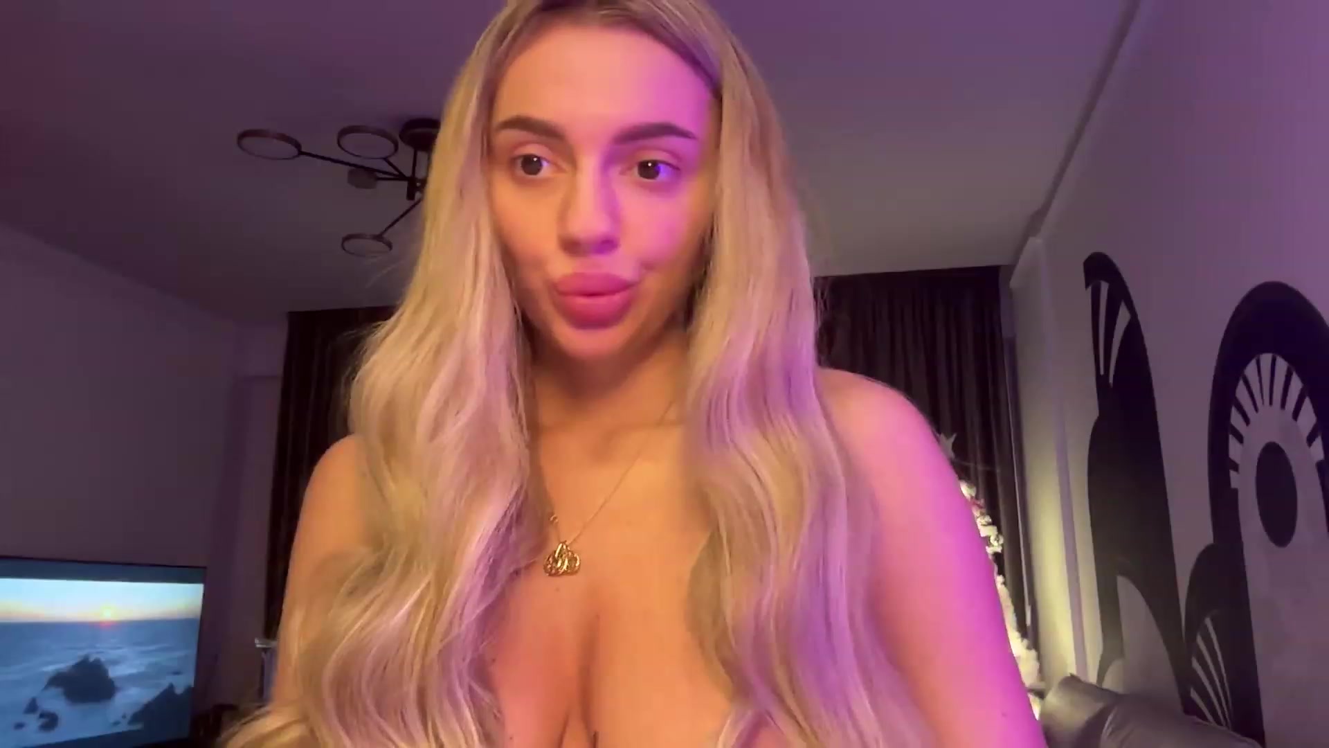 Gallery image thumbnail from Serene_Brown's myfreecams stream on, 12/10/2023, 24:01 image 19 of 20