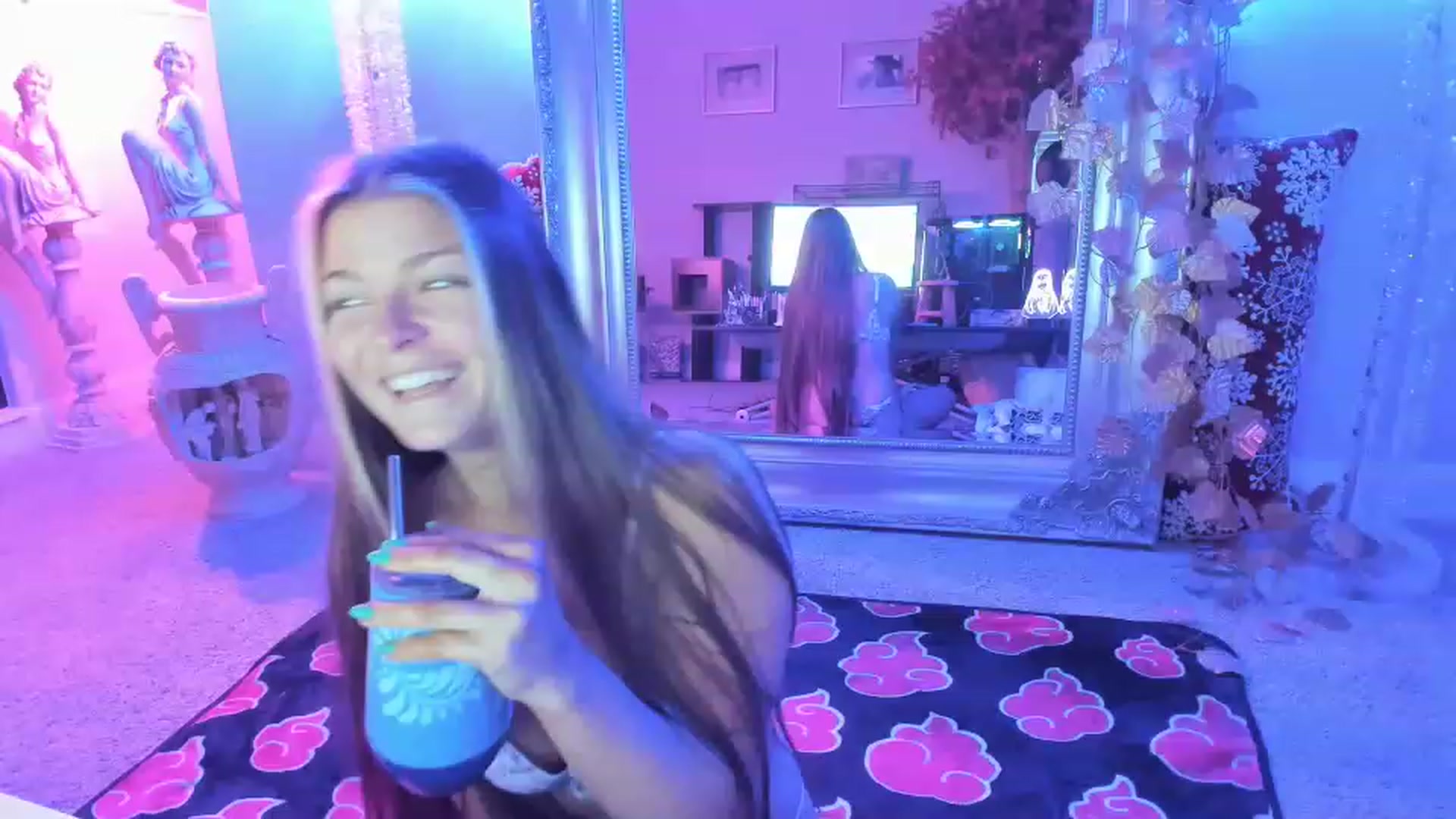 Gallery image thumbnail from Serina_'s myfreecams stream on, 12/05/2022, 16:19 image 1 of 20