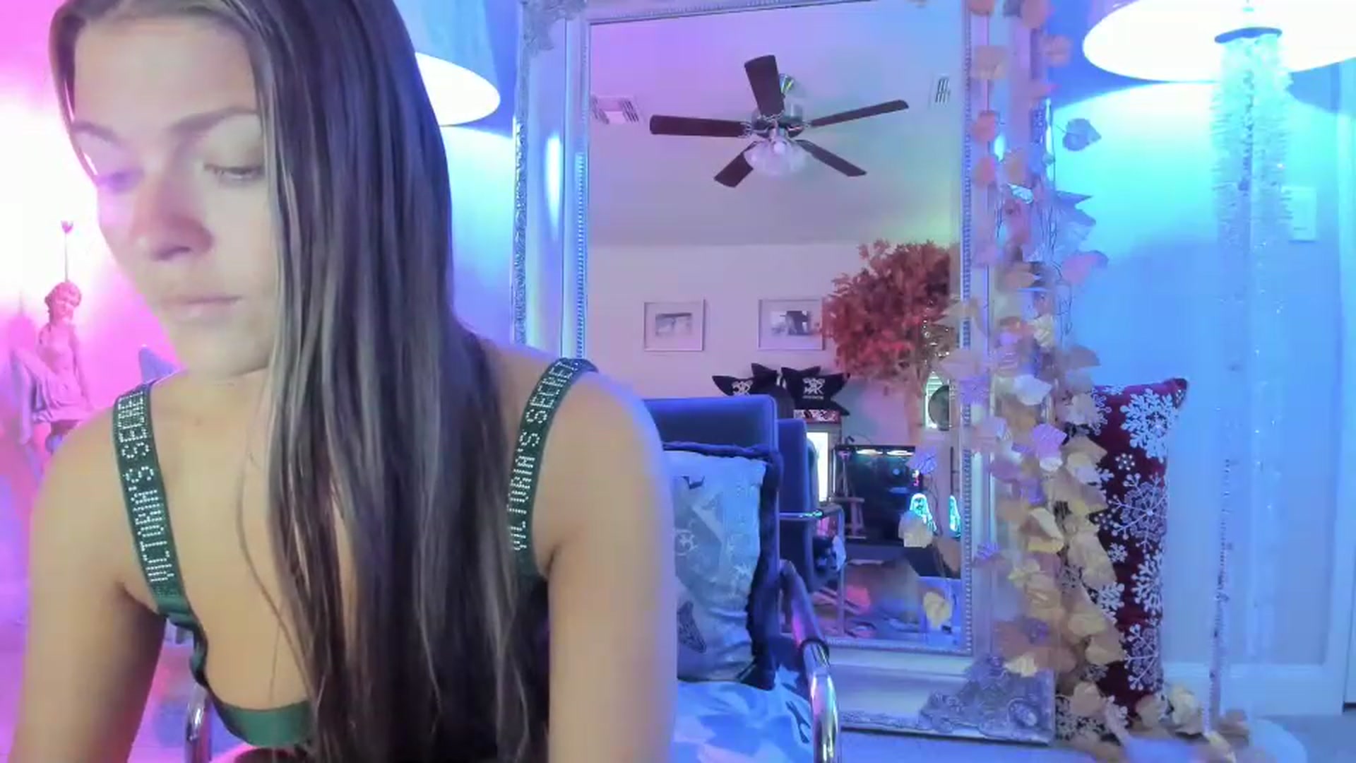 Gallery image thumbnail from Serina_'s myfreecams stream on, 12/16/2022, 15:21 image 17 of 20