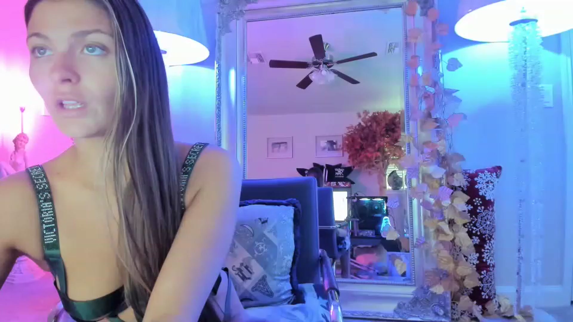 Gallery image thumbnail from Serina_'s myfreecams stream on, 12/16/2022, 16:13 image 4 of 20