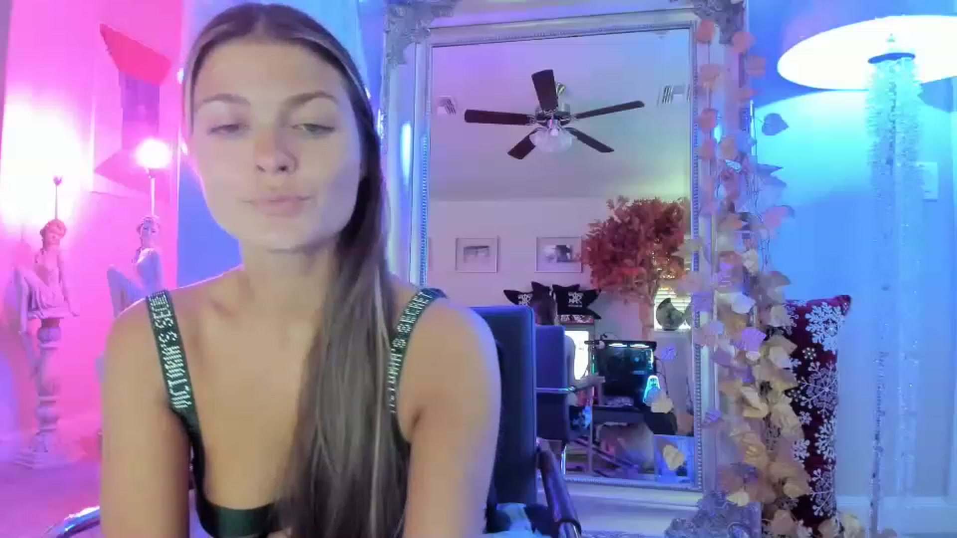 Gallery image thumbnail from Serina_'s myfreecams stream on, 12/16/2022, 18:23 image 2 of 20