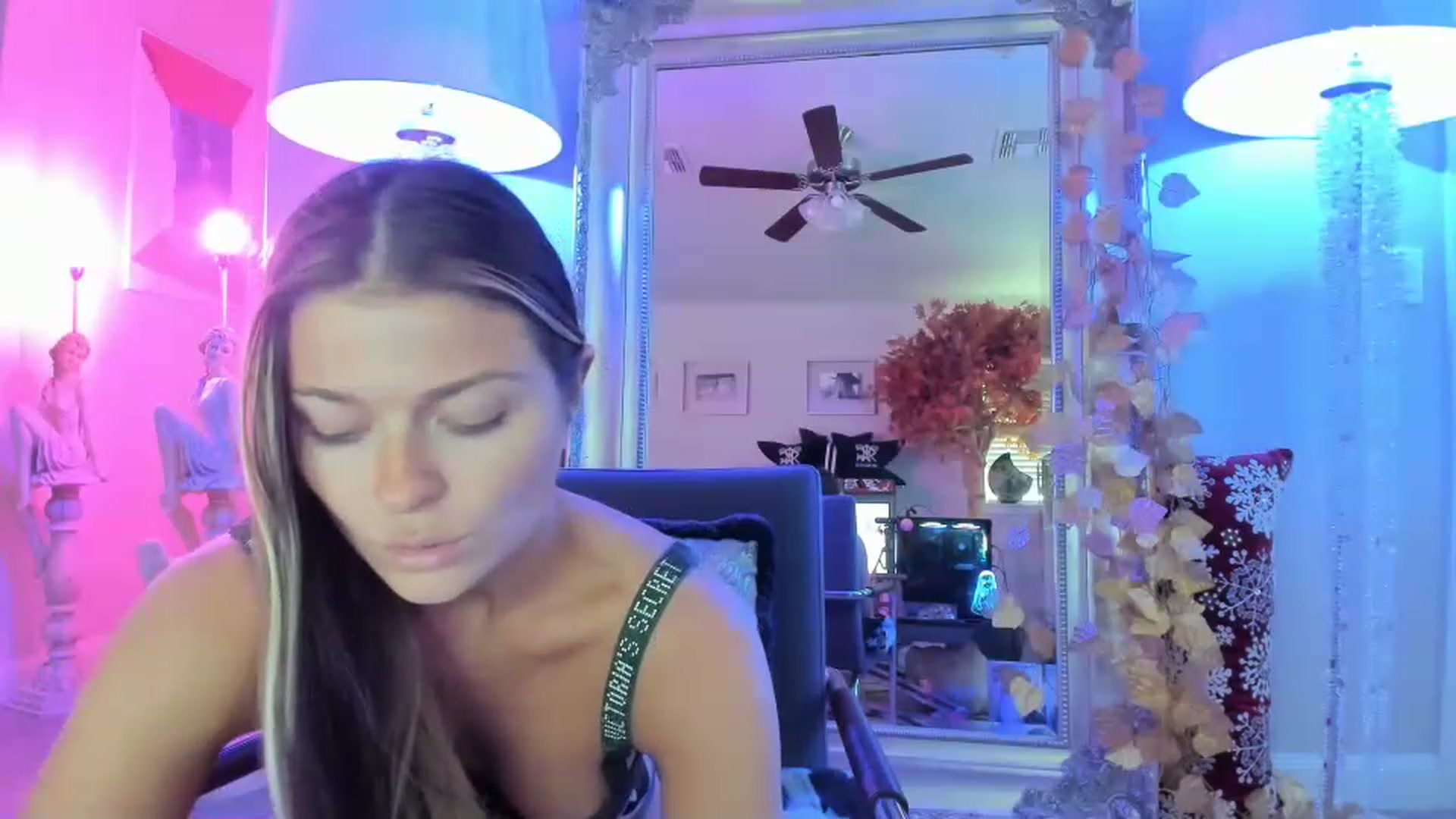 Gallery image thumbnail from Serina_'s myfreecams stream on, 12/16/2022, 18:23 image 17 of 20