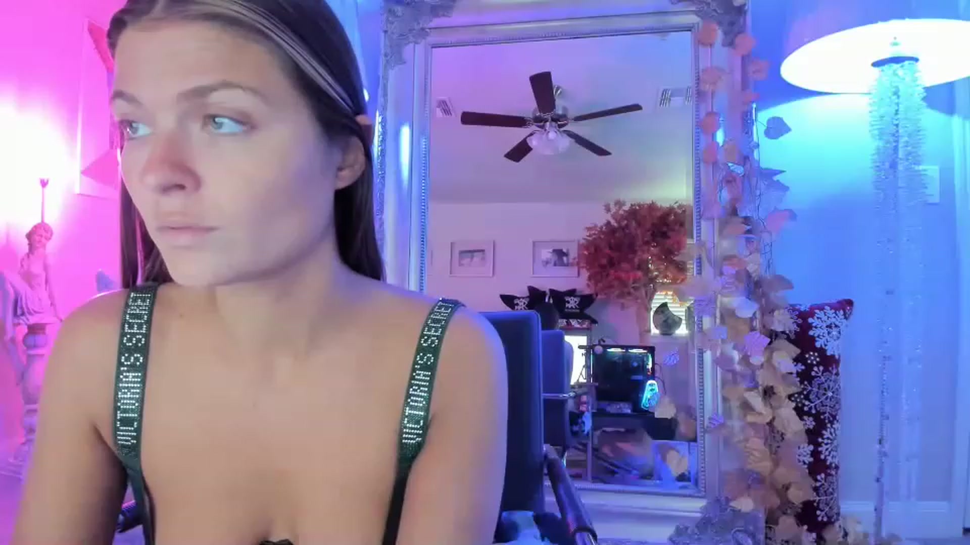 Gallery image thumbnail from Serina_'s myfreecams stream on, 12/16/2022, 19:41 image 2 of 20