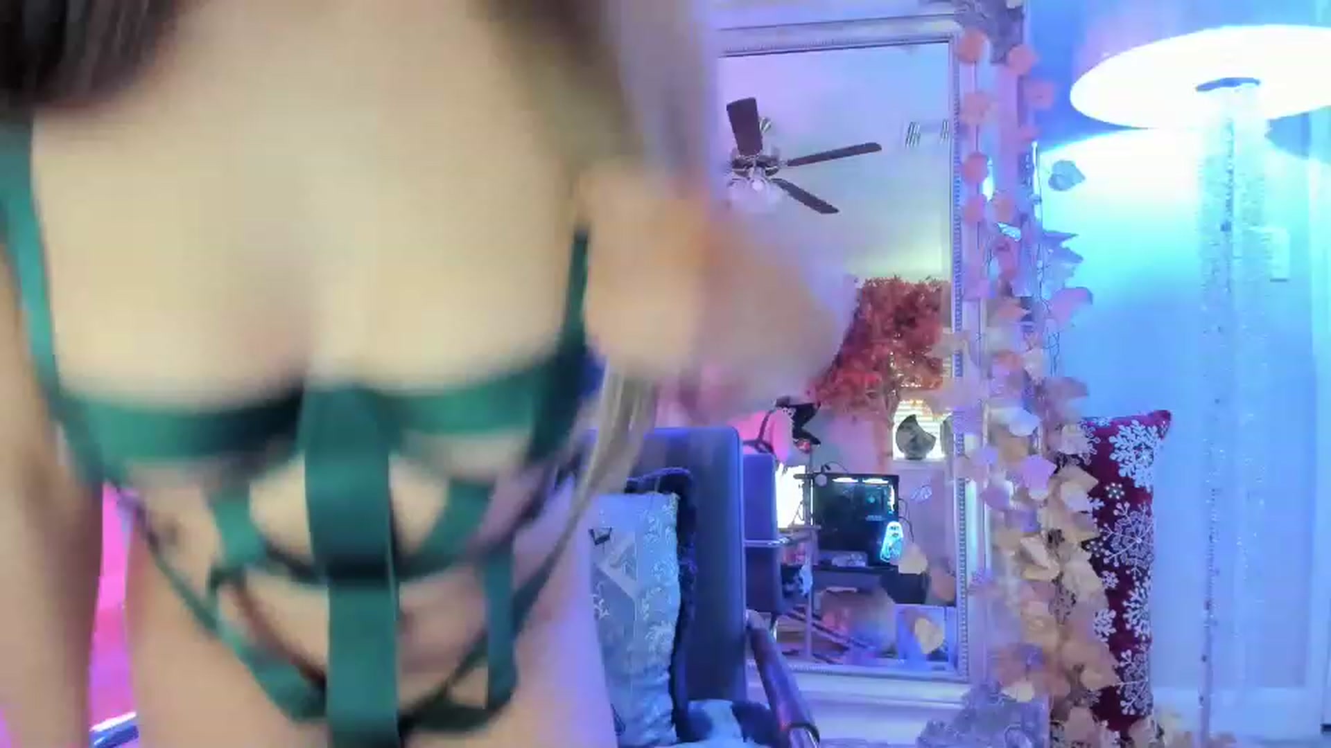 Gallery image thumbnail from Serina_'s myfreecams stream on, 12/16/2022, 19:41 image 6 of 20