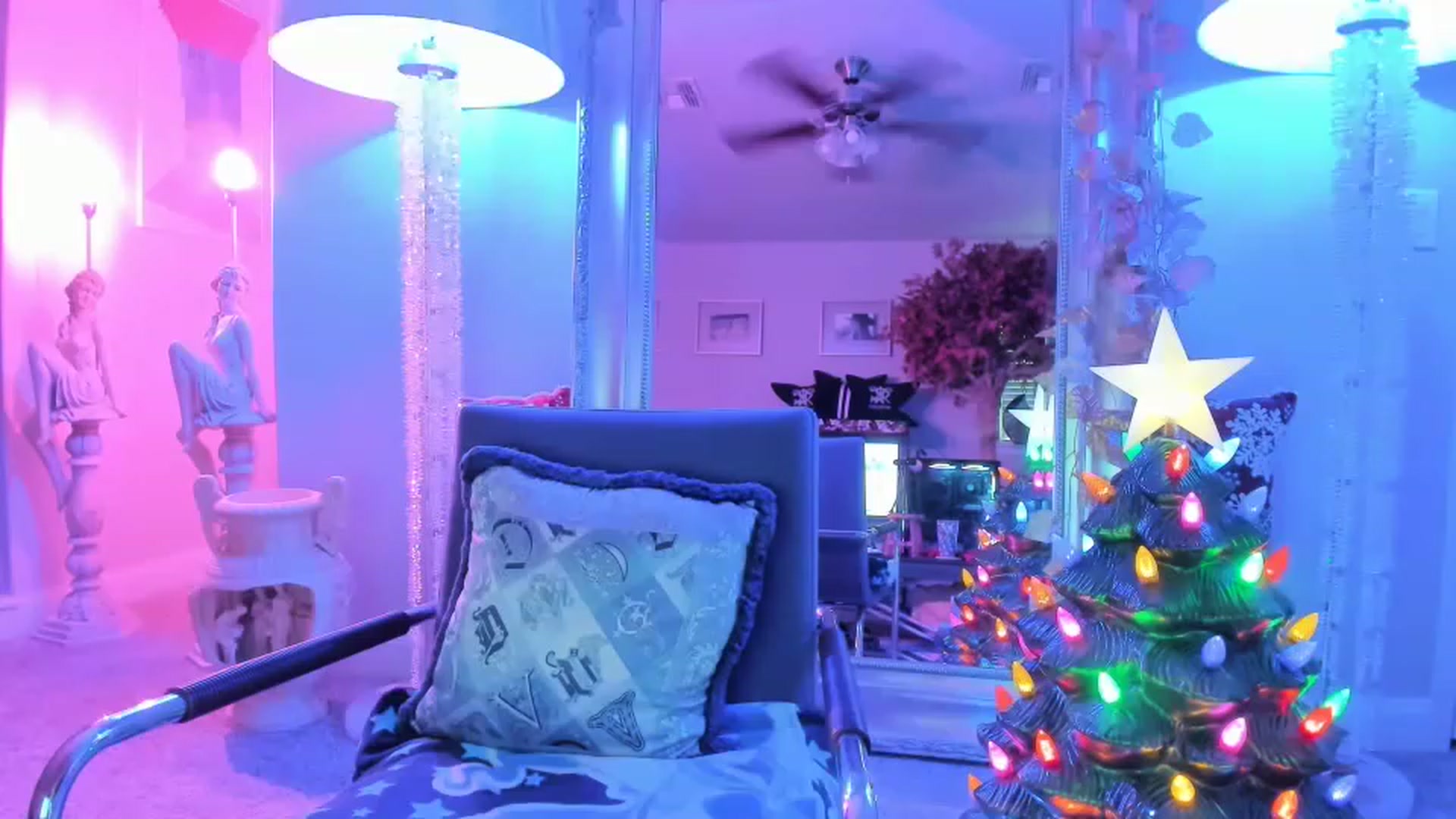 Gallery image thumbnail from Serina_'s myfreecams stream on, 12/19/2022, 15:30 image 3 of 20