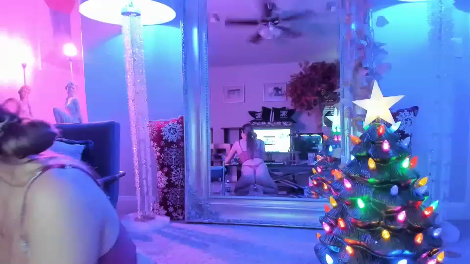 Gallery image thumbnail from Serina_'s myfreecams stream on, 12/19/2022, 15:30 image 18 of 20
