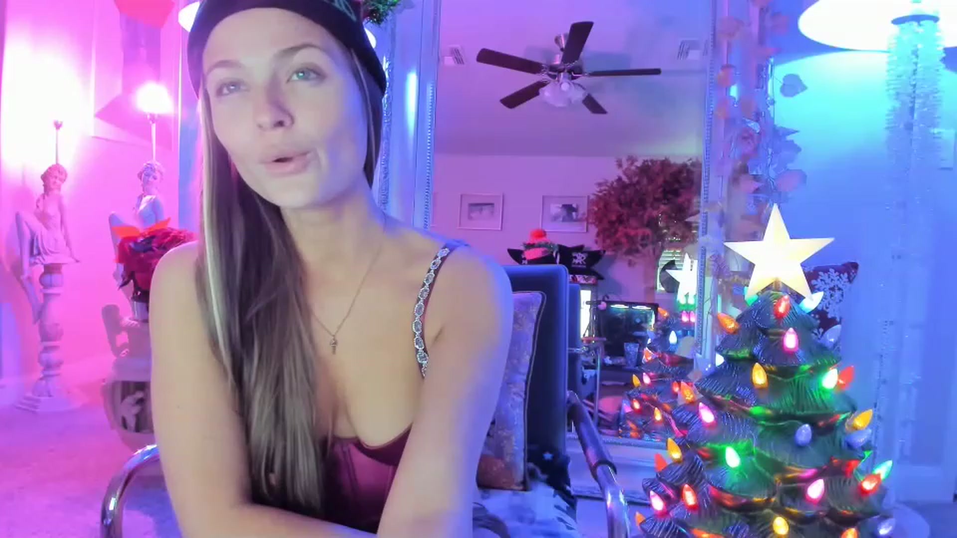 Gallery image thumbnail from Serina_'s myfreecams stream on, 12/19/2022, 17:44 image 17 of 20