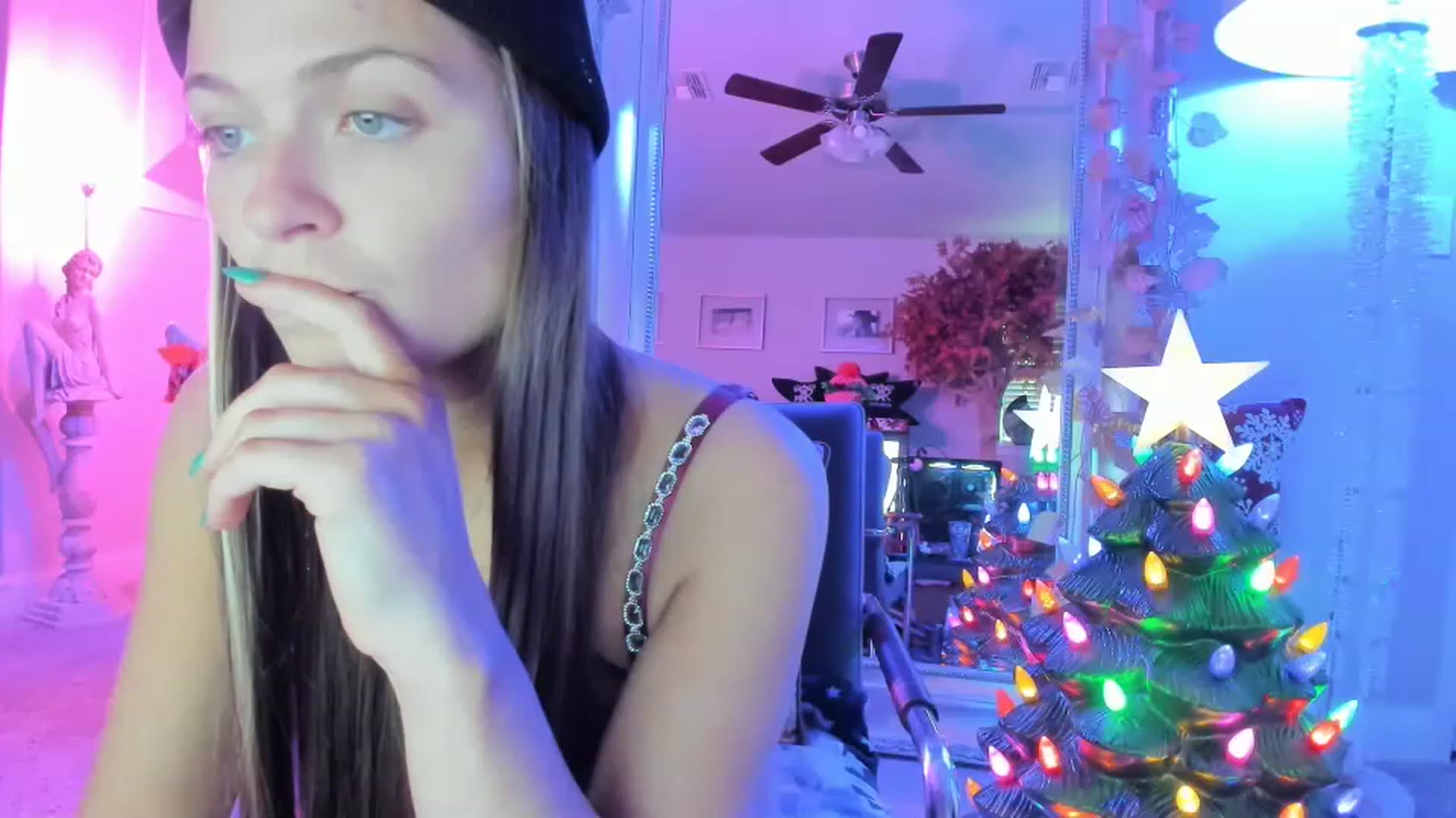 Gallery image thumbnail from Serina_'s myfreecams stream on, 12/19/2022, 17:44 image 10 of 20