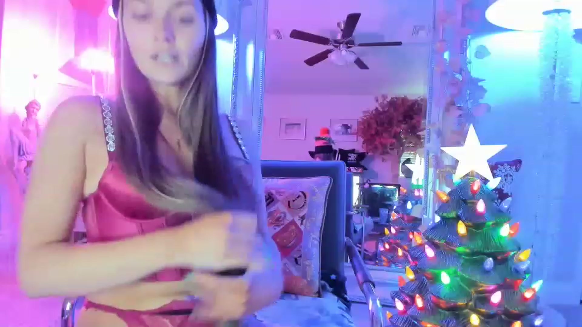 Gallery image thumbnail from Serina_'s myfreecams stream on, 12/19/2022, 17:44 image 9 of 20