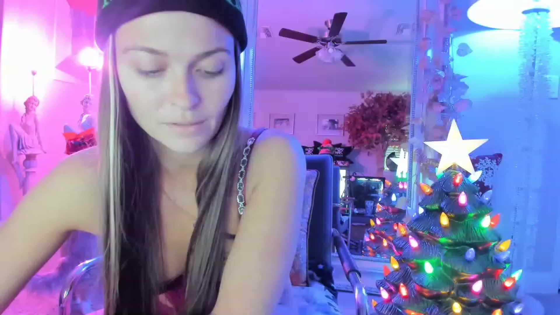 Gallery image thumbnail from Serina_'s myfreecams stream on, 12/19/2022, 17:44 image 11 of 20