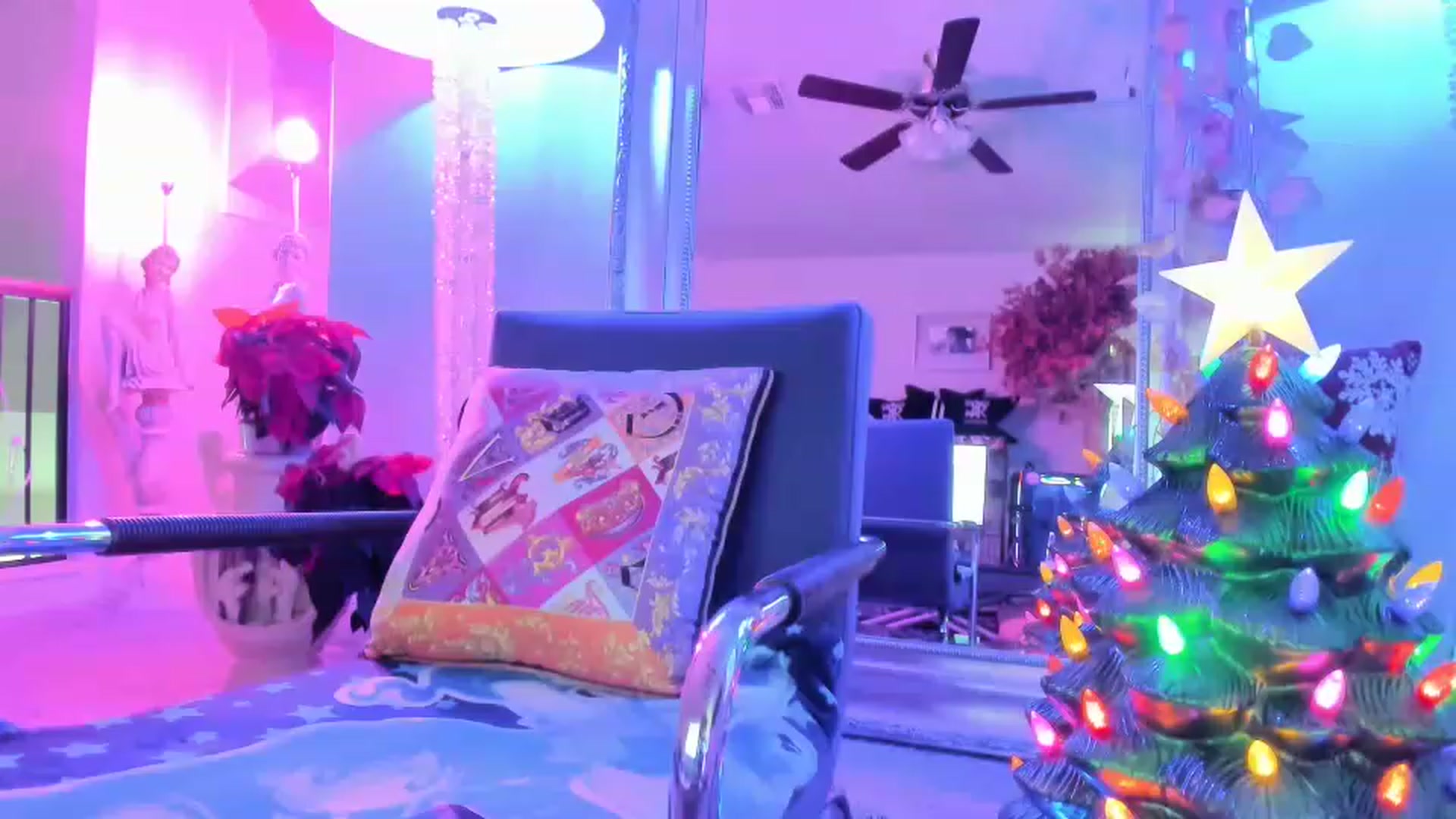 Gallery image thumbnail from Serina_'s myfreecams stream on, 12/19/2022, 19:26 image 10 of 20