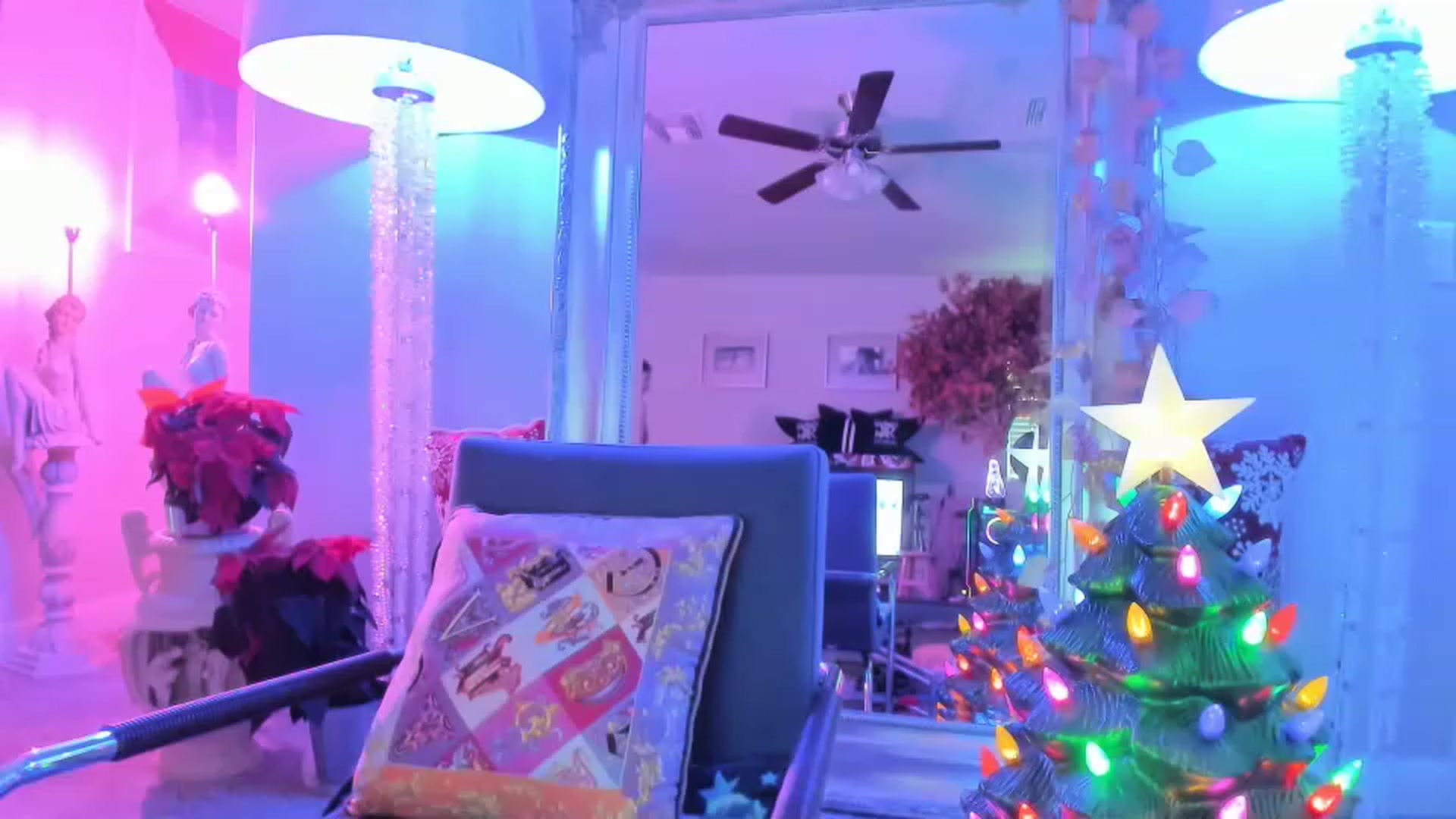 Gallery image thumbnail from Serina_'s myfreecams stream on, 12/19/2022, 19:26 image 13 of 20