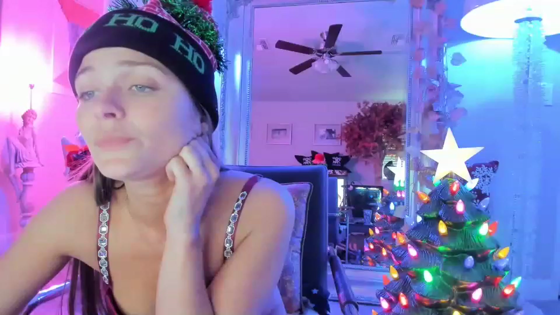 Gallery image thumbnail from Serina_'s myfreecams stream on, 12/19/2022, 19:26 image 4 of 20