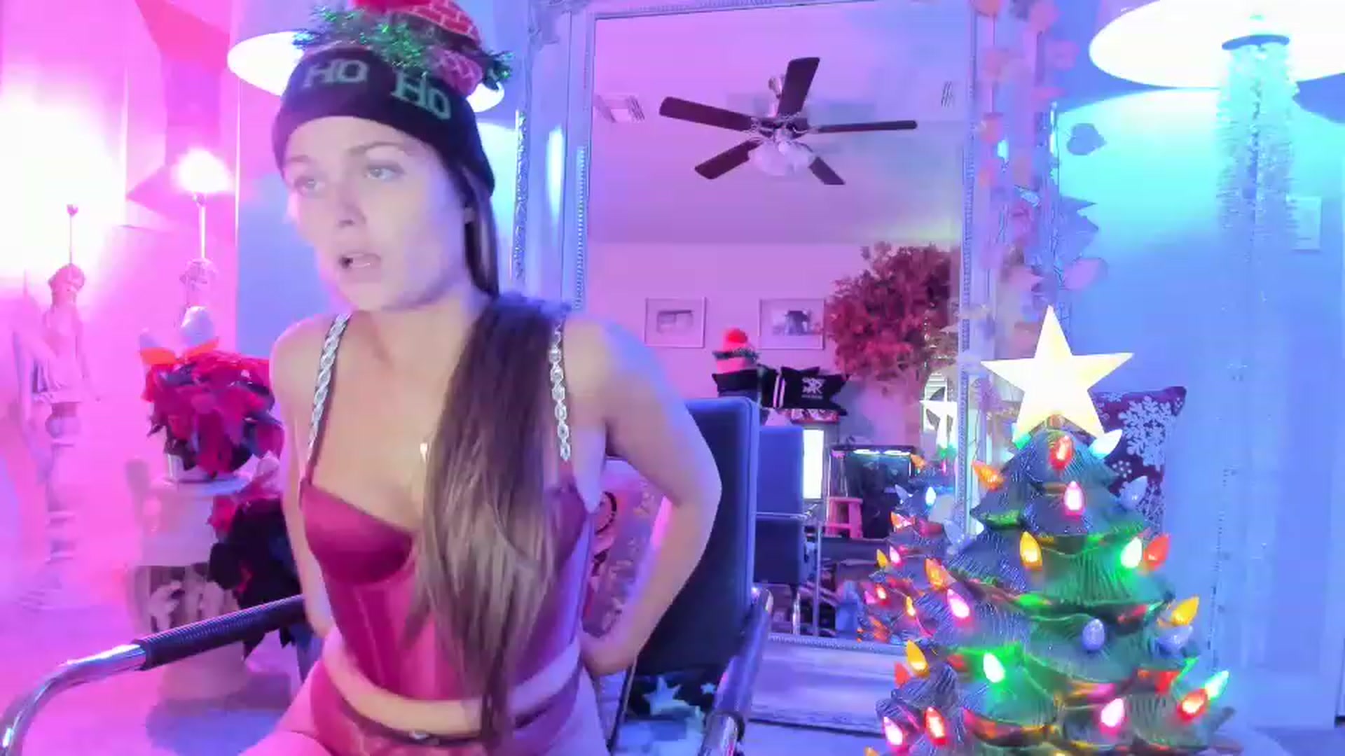 Gallery image thumbnail from Serina_'s myfreecams stream on, 12/19/2022, 19:26 image 18 of 20