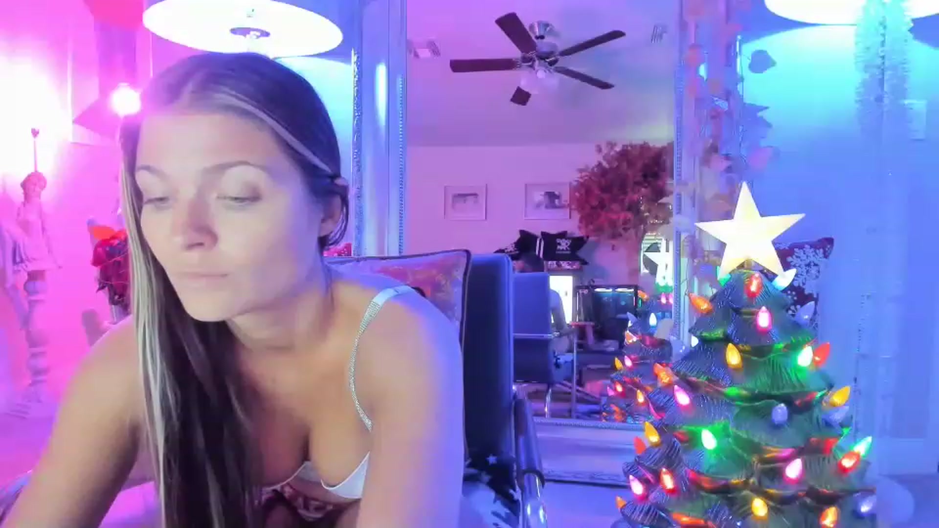 Gallery image thumbnail from Serina_'s myfreecams stream on, 12/20/2022, 18:22 image 16 of 20