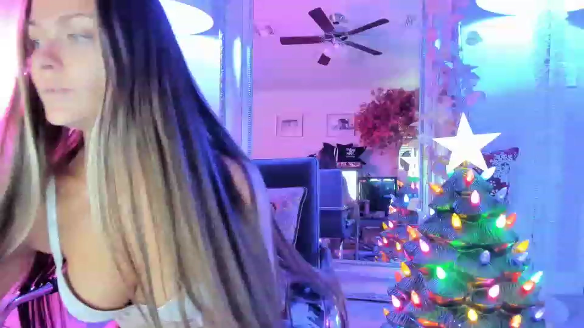 Gallery image thumbnail from Serina_'s myfreecams stream on, 12/20/2022, 18:22 image 3 of 20